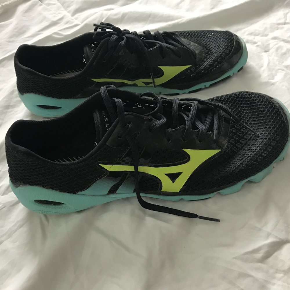 Mizuno road running shoes -- Wave Eco Levitas